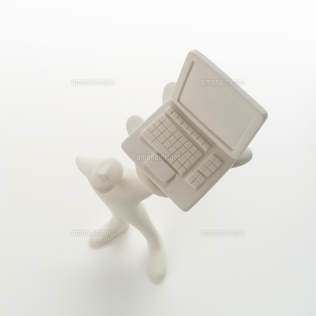 左手にパソコンを掲げて立つ人のオブジェ クラフト
(c)visual supple
