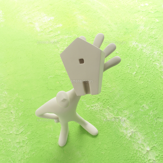 左手に家を掲げて立つ人のオブジェと緑 クラフト
(c)visual supple