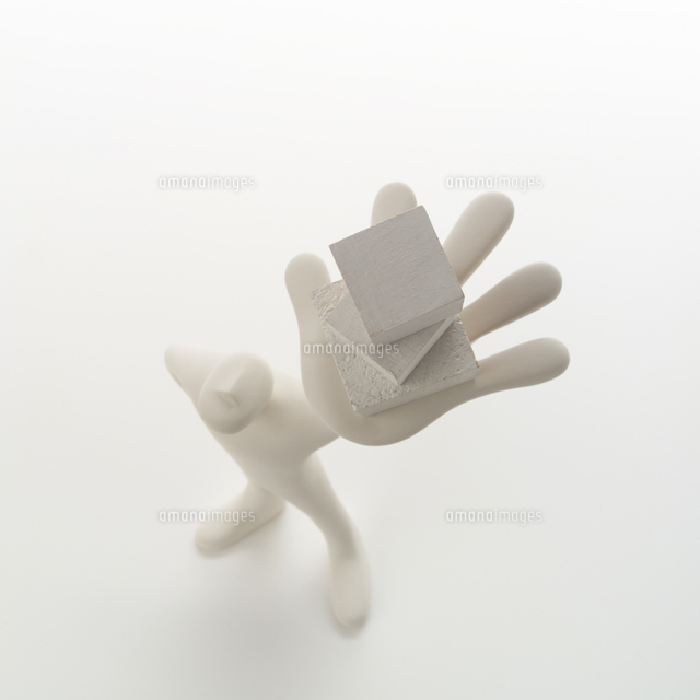 左手に重ねた箱を持って立つ人のオブジェ クラフト
(c)visual supple