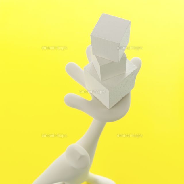重ねた箱を左手に掲げたオブジェと黄 クラフト
(c)visual supple