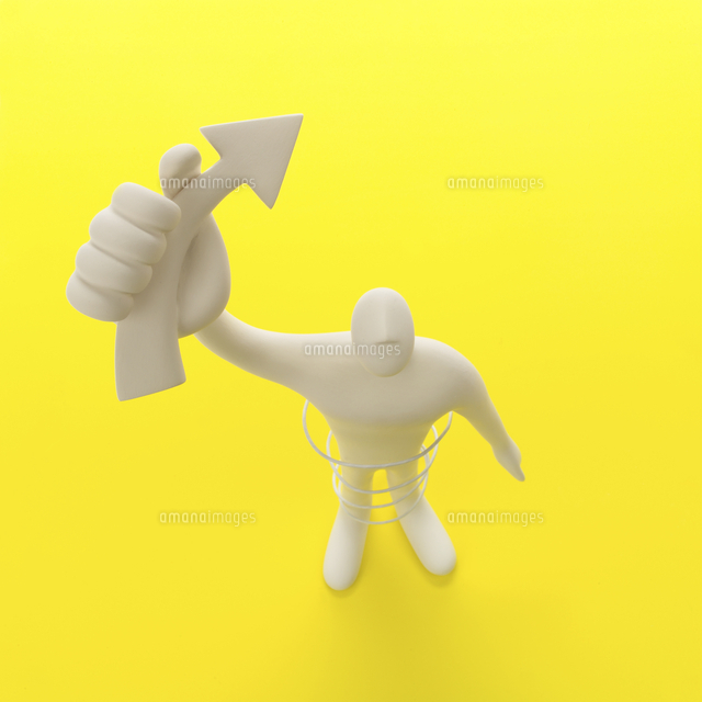 右手に矢印を掲げて立つ人のオブジェと黄 クラフト
(c)visual supple