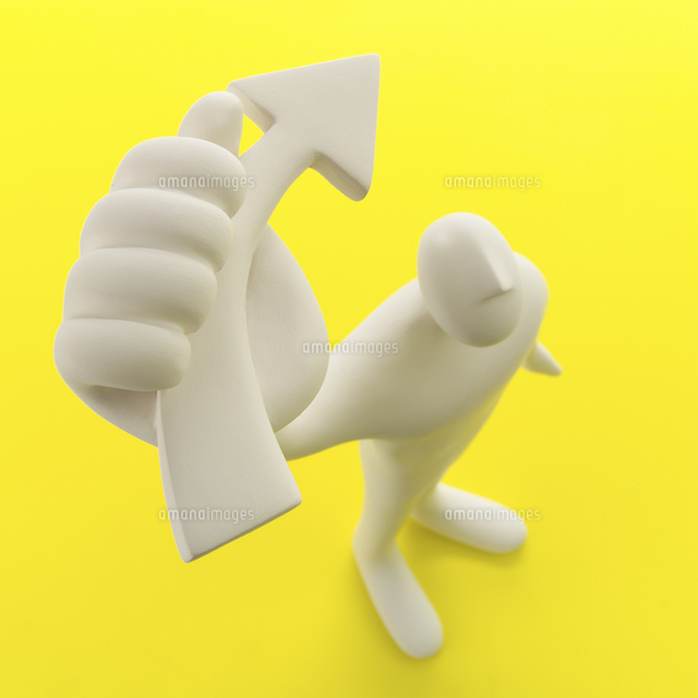 右手に矢印を掲げて立つ人のオブジェと黄 クラフト
(c)visual supple