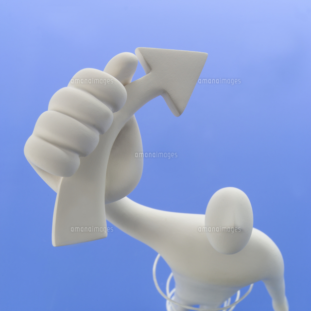 右手に矢印を掲げて立つ人とスパイラルのオブジェと青 クラフト
(c)visual supple