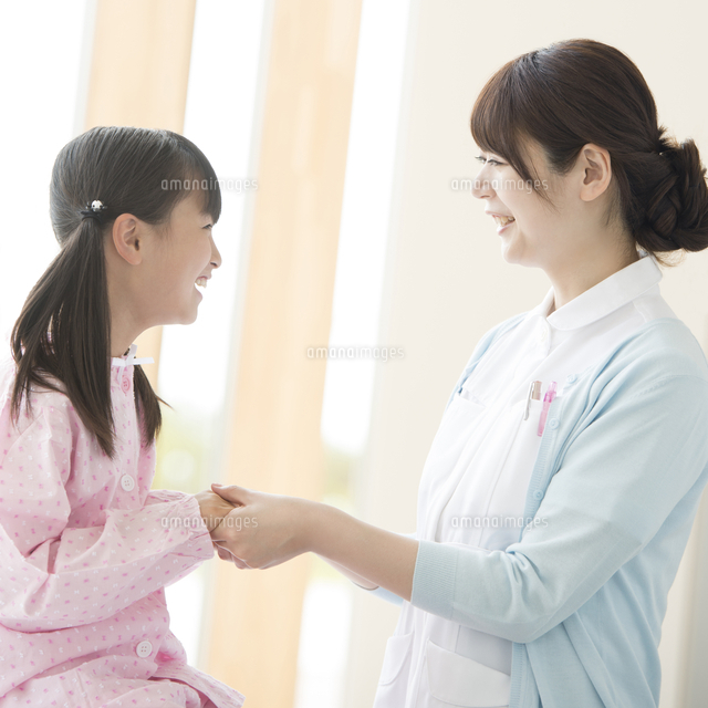 女の子と話をする看護師
(c)visual supple