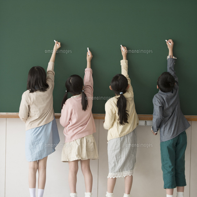 黒板に文字を書く小学生
(c)visual supple