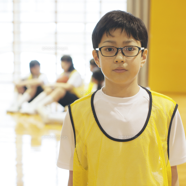 体育館で真剣な表情をする男子学生
(c)visual supple