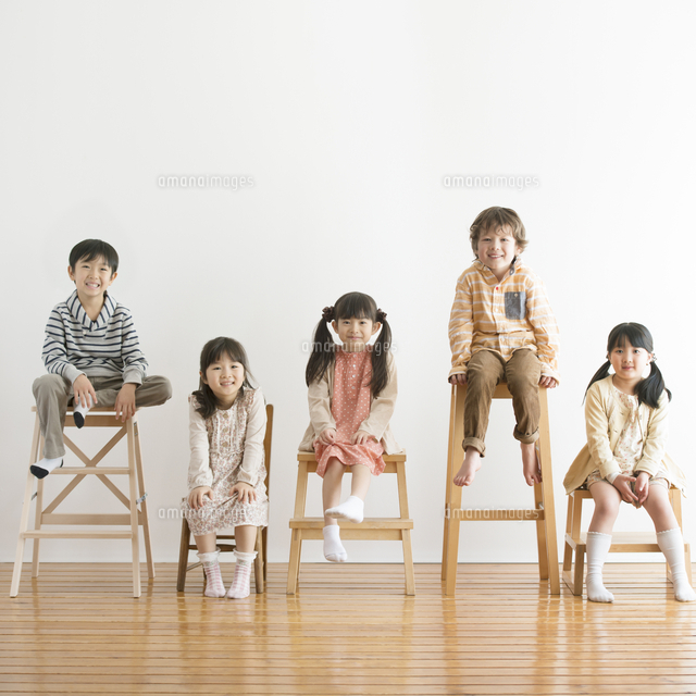 椅子に座り微笑む小学生
(c)visual supple