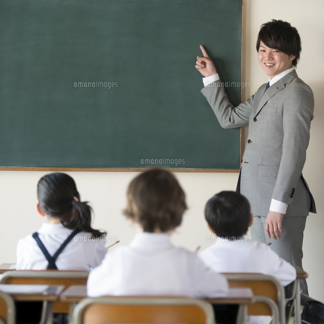 小学生に勉強を教える先生
(c)visual supple