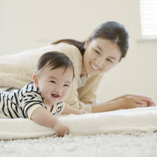 微笑む赤ちゃんと母親
(c)visual supple