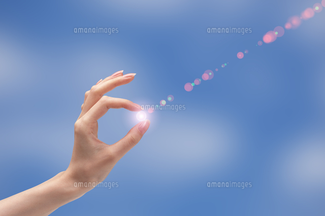 光と女性の手 CG
(c)imagewerks RF