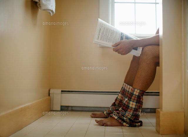 Young man reading in toilet
(c)clover/a.collectionRF