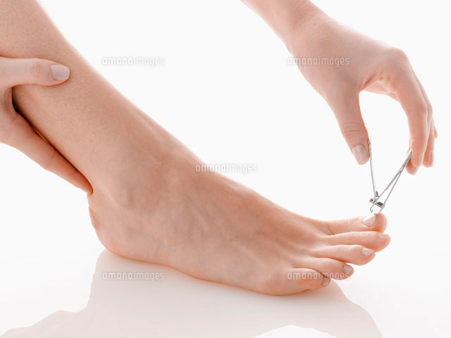 Woman cutting toenails
(c)clover/a.collectionRF