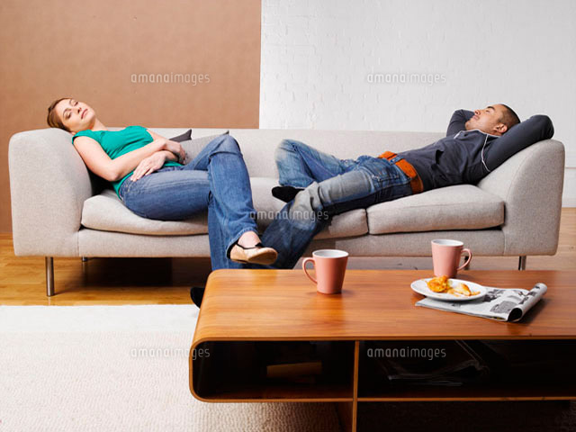 Young couple relaxing on sofa
(c)clover/a.collectionRF