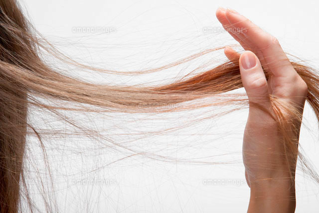 Close-up of woman playing with her hair
(c)clover/a.collectionRF