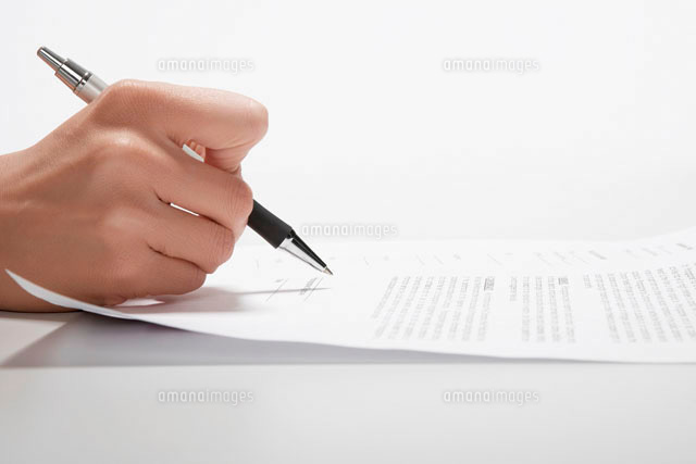 Close-up of hand signing documents
(c)clover/a.collectionRF