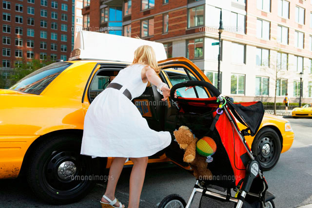 Mid adult mother taking taxi
(c)clover/a.collectionRF