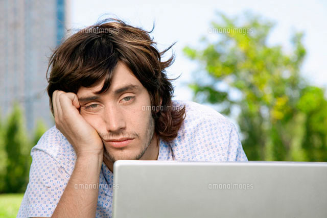 Bored young man using laptop
(c)clover/a.collectionRF