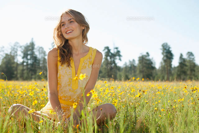 Woman sitting in wildflower field
(c)clover/a.collectionRF