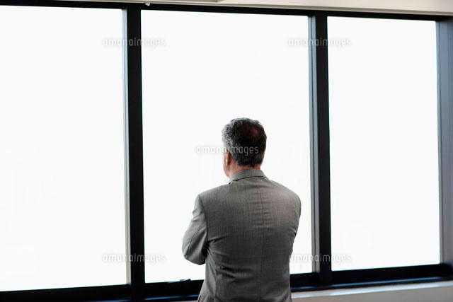 Businessman looking through window
(c)clover/a.collectionRF