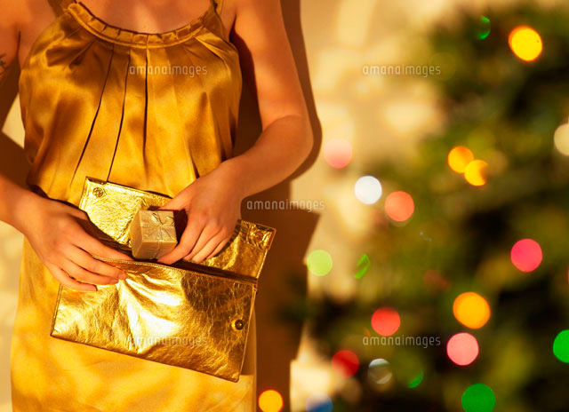 Woman Putting Present into Purse
(c)clover/a.collectionRF