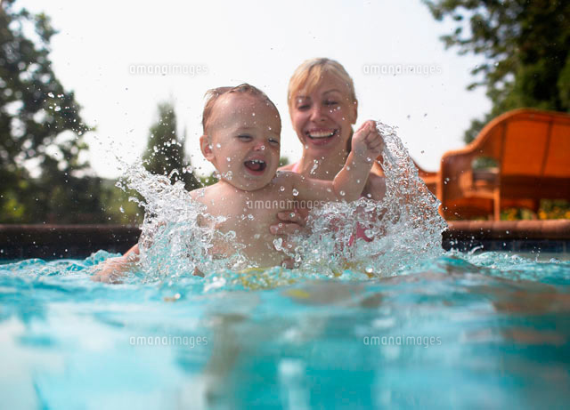 Mother and Baby Boy Splashing in Swimming Pool
(c)clover/a.collectionRF