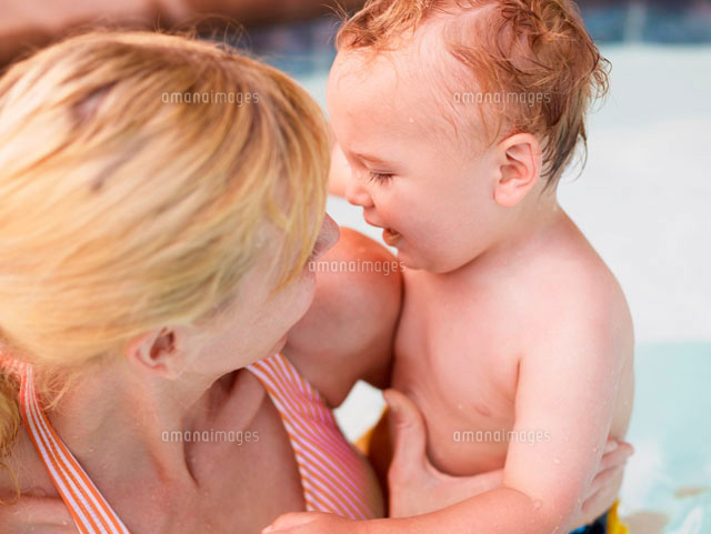 Mother Hugging Baby Boy in Pool
(c)clover/a.collectionRF