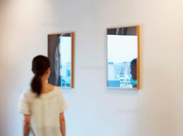 Mid-Adult Woman Walking by Wall Mirrors
(c)clover/a.collectionRF
