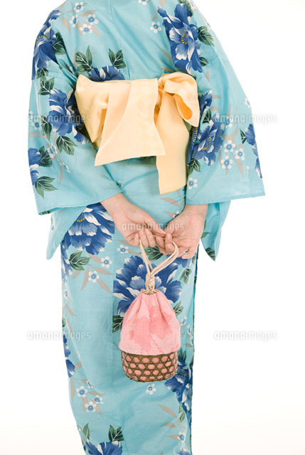 巾着袋を持った浴衣女性の後姿
(c)Paylessimages,Inc