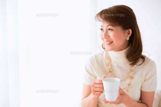 マグカップを持つ40代女性[11032001222]｜ 写真素材・ストックフォト・画像・イラスト素材｜アマナイメージズ