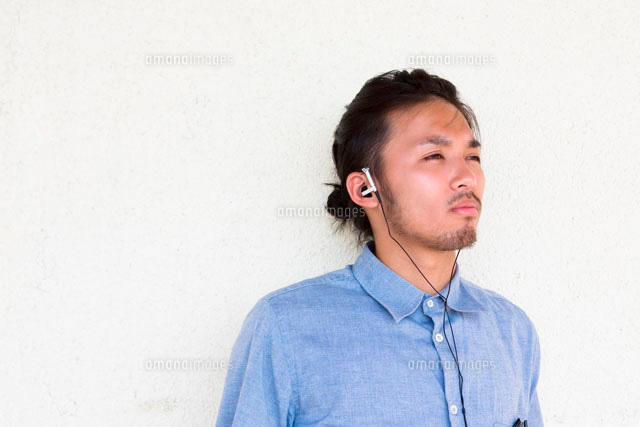 音楽を聴く日本人男性
(c)didi
