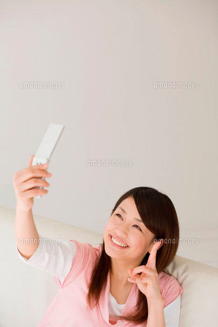 携帯で写真を撮る女性
(c)didi