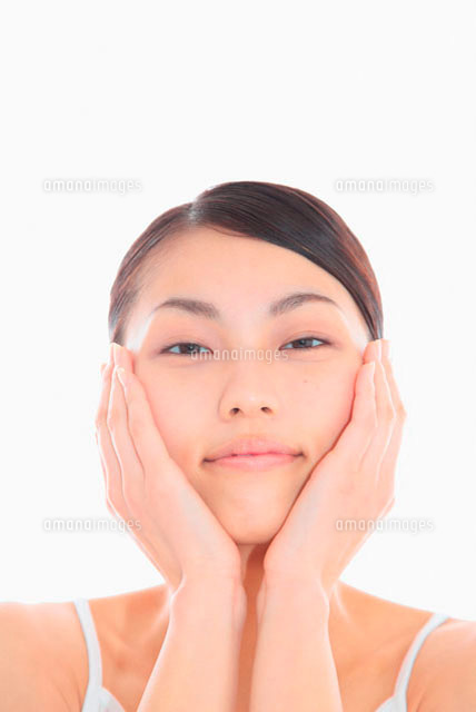 両手で頬を挟む女性
(c)didi