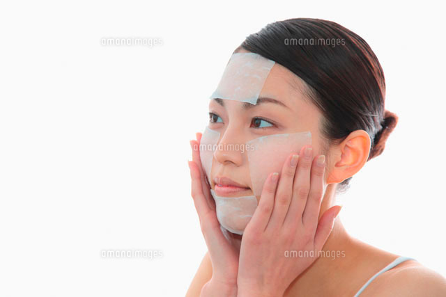 化粧水パックをする女性
(c)didi