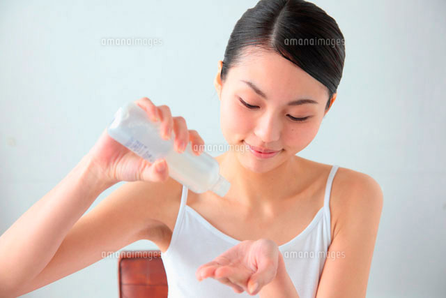 スキンケアをする女性
(c)didi