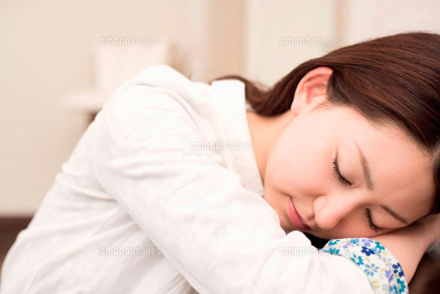 うたた寝をする女性
(c)didi