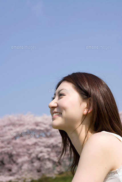 女性の横顔と桜
(c)didi