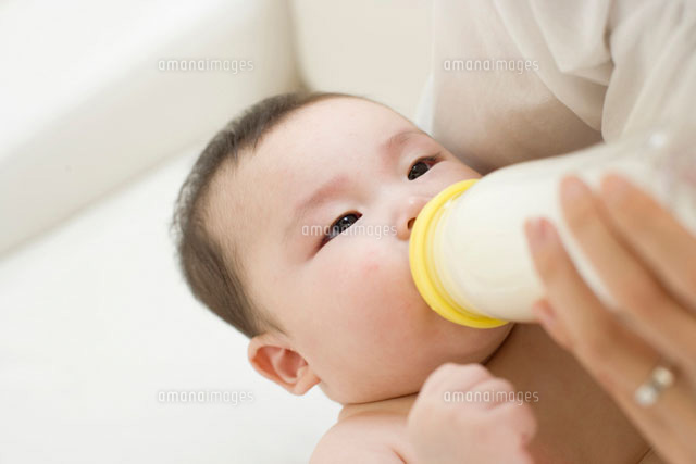 ミルクを飲む赤ちゃん
(c)didi