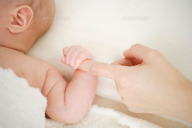 お母さんの指を握る赤ちゃんの手[11038000248]｜ 写真素材・ストックフォト・画像・イラスト素材｜アマナイメージズ