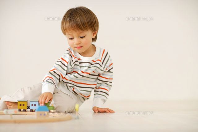 積み木で遊ぶ男の子
(c)Mon Printemps