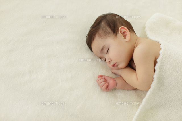 寝ている赤ちゃん[11038008980]｜ 写真素材・ストックフォト・画像・イラスト素材｜アマナイメージズ