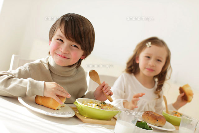 ランチを食べる男の子と女の子
(c)mon printemps
