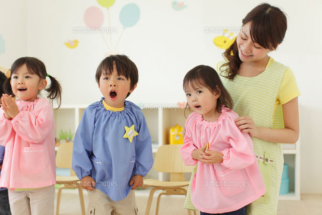 先生と遊ぶ幼稚園児
(c)mon printemps