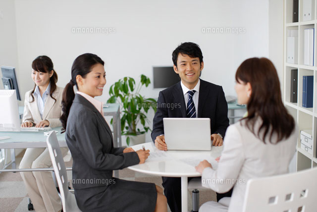 オフィスで働く若い男女の会社員
(c)mon printemps