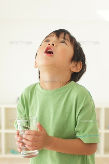 うがいをする男の子
(c)mon printemps
