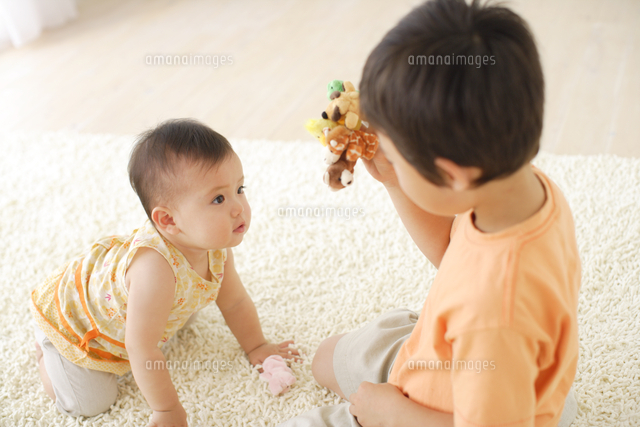 リビングで寛ぐ男の子と赤ちゃん
(c)mon printemps