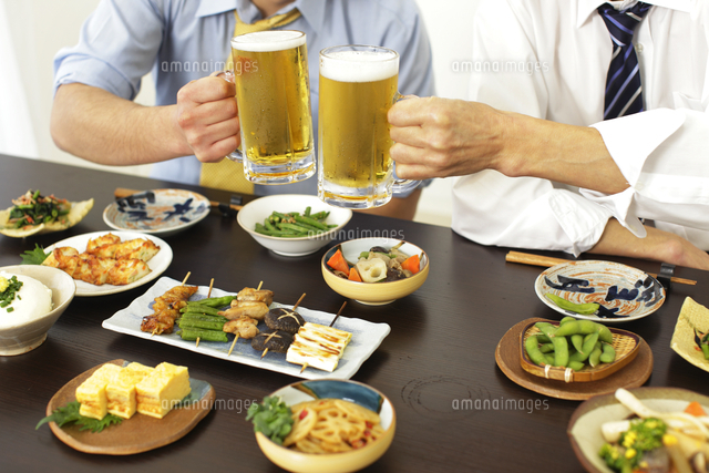居酒屋で飲み会を楽しむサラリーマン
(c)mon printemps