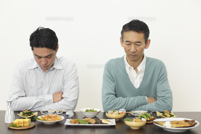 居酒屋で飲む父親と息子
(c)mon printemps