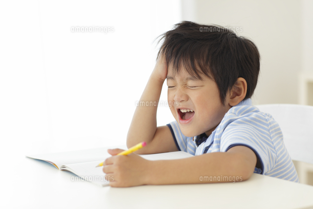 勉強中に頭を抱える男の子
(c)mon printemps