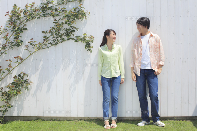 白い板壁の前に並ぶ若い男女
(c)mon printemps