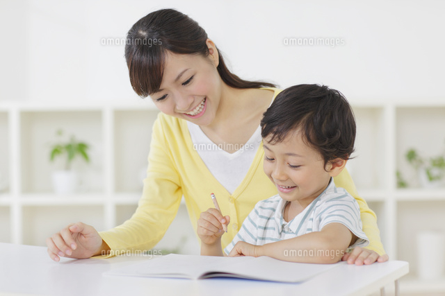 お母さんと勉強をする男の子
(c)mon printemps